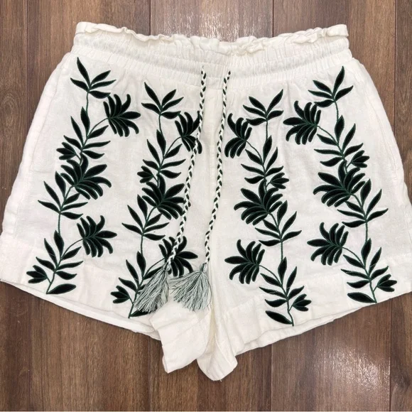 House of Harlow 1960 White Shorts with Green Leaf Embroidery - Picture 1 of 10